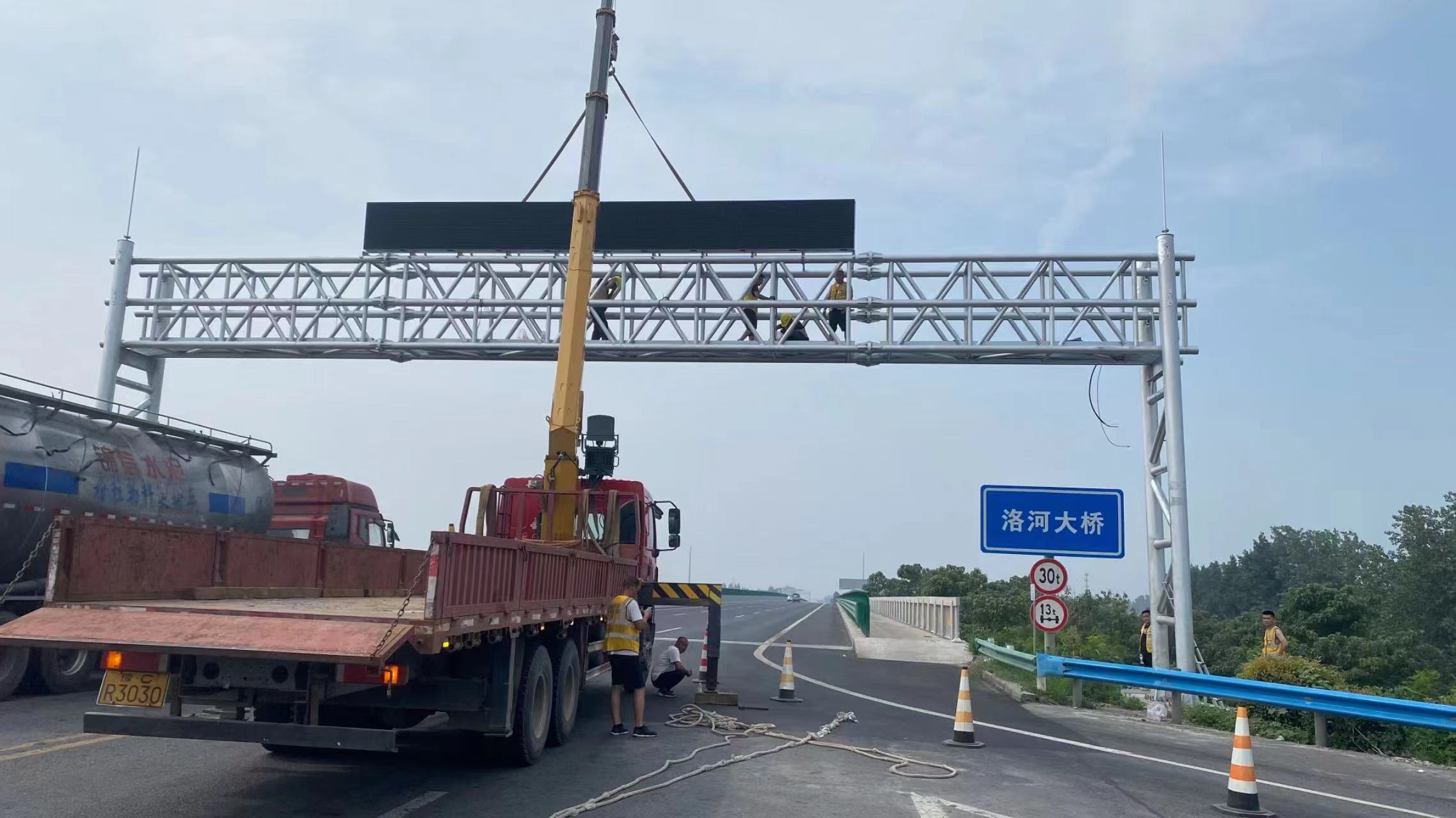 河南洛河大桥段龙门架交通诱导屏项目